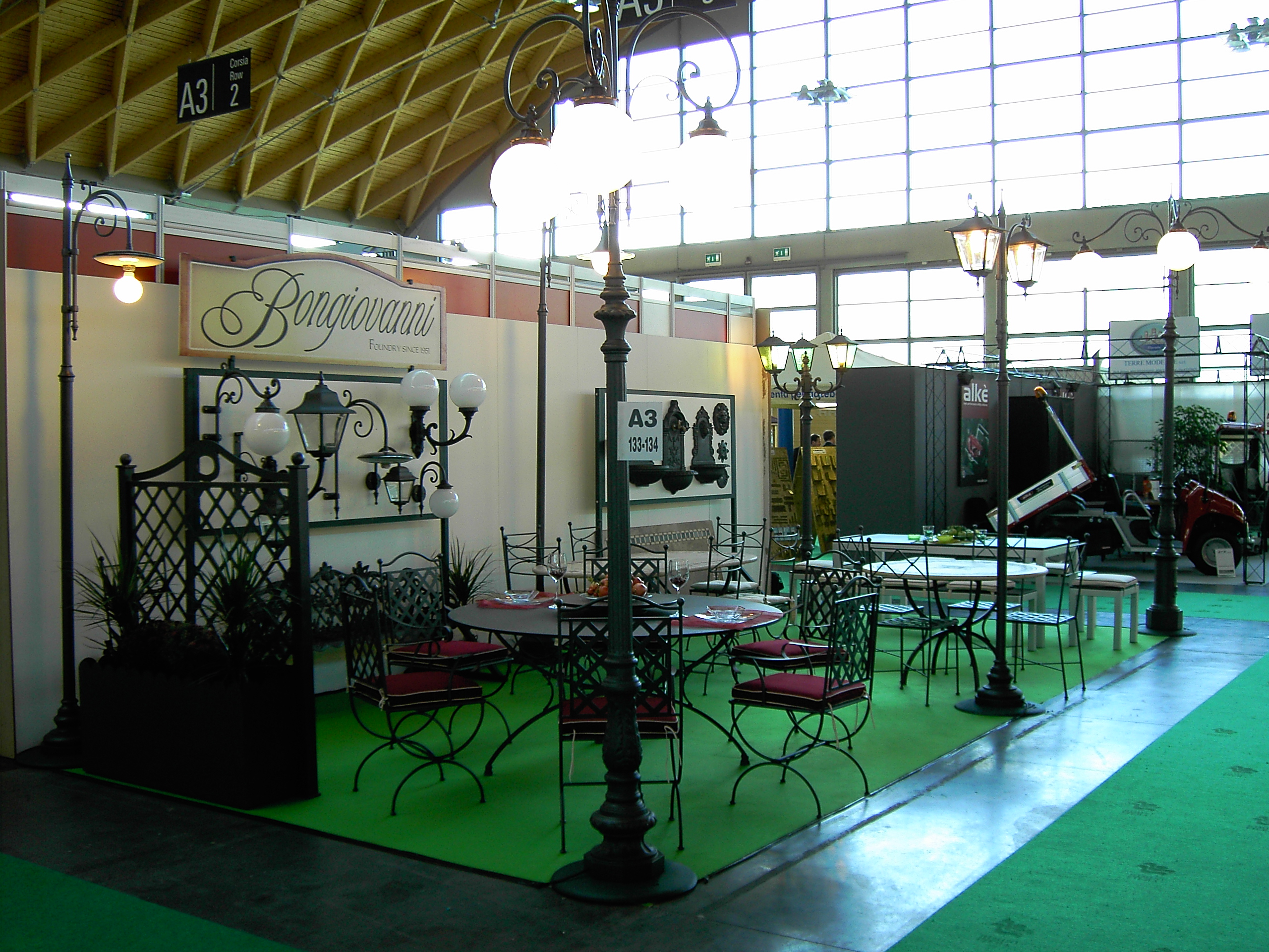 arredamento da esterno in ferro e ghisa: tavoli, sedie, lampioni e panche