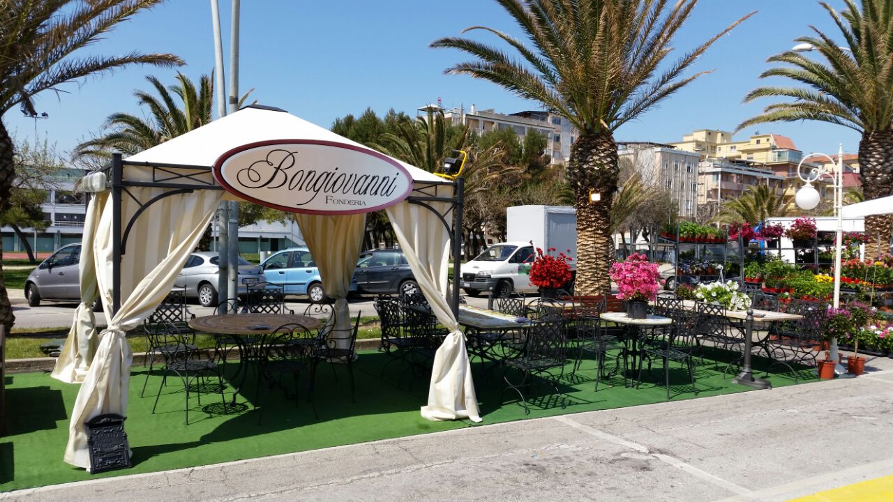 Stand di Fonderia Bongiovanni alla fiera "mare in fiore" per arredamenti da esterno