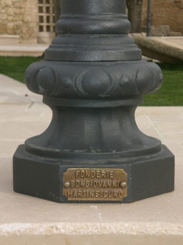 base di lampione in ghisa per Castello Svevo di Oria