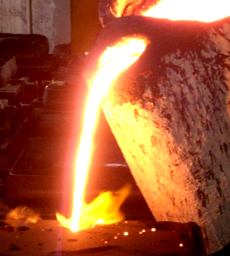 Colata di metallo fuso
