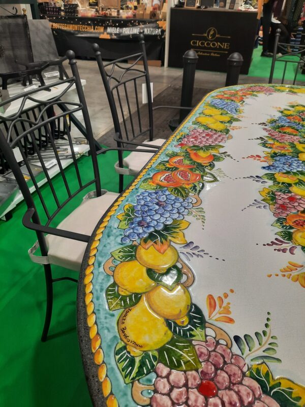 tavolo in pietra lavica dipinto a mano in mostra all'Artigiano in Fiera 2024 Milano Rho Fiera