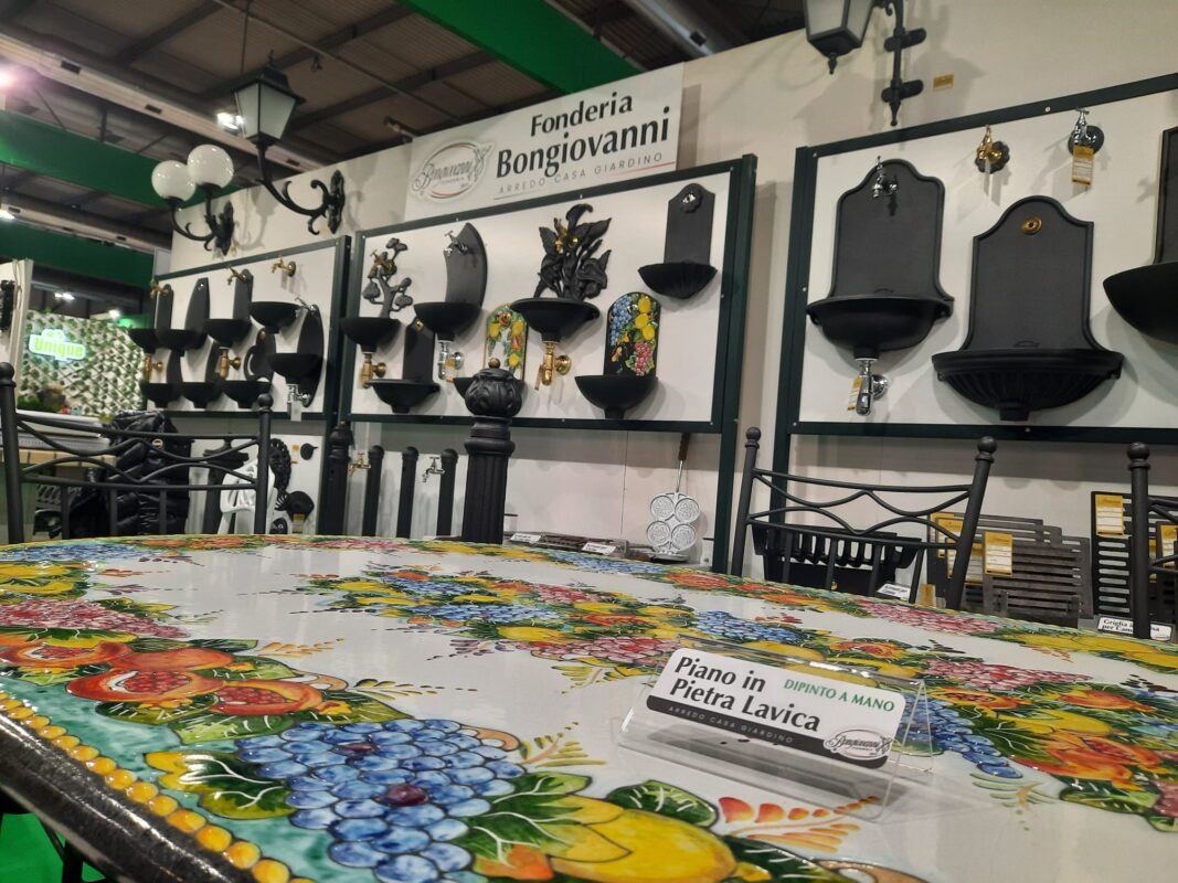 Piano in pietra lavica dipinto a mano in mostra all'Artigiano in Fiera 2024 Milano Rho Fiera