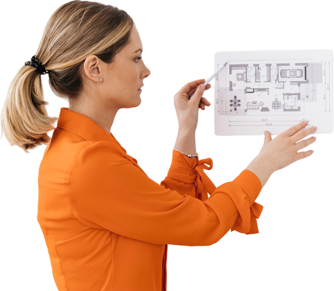 donna che illustra un progetto di un arredamento su misura