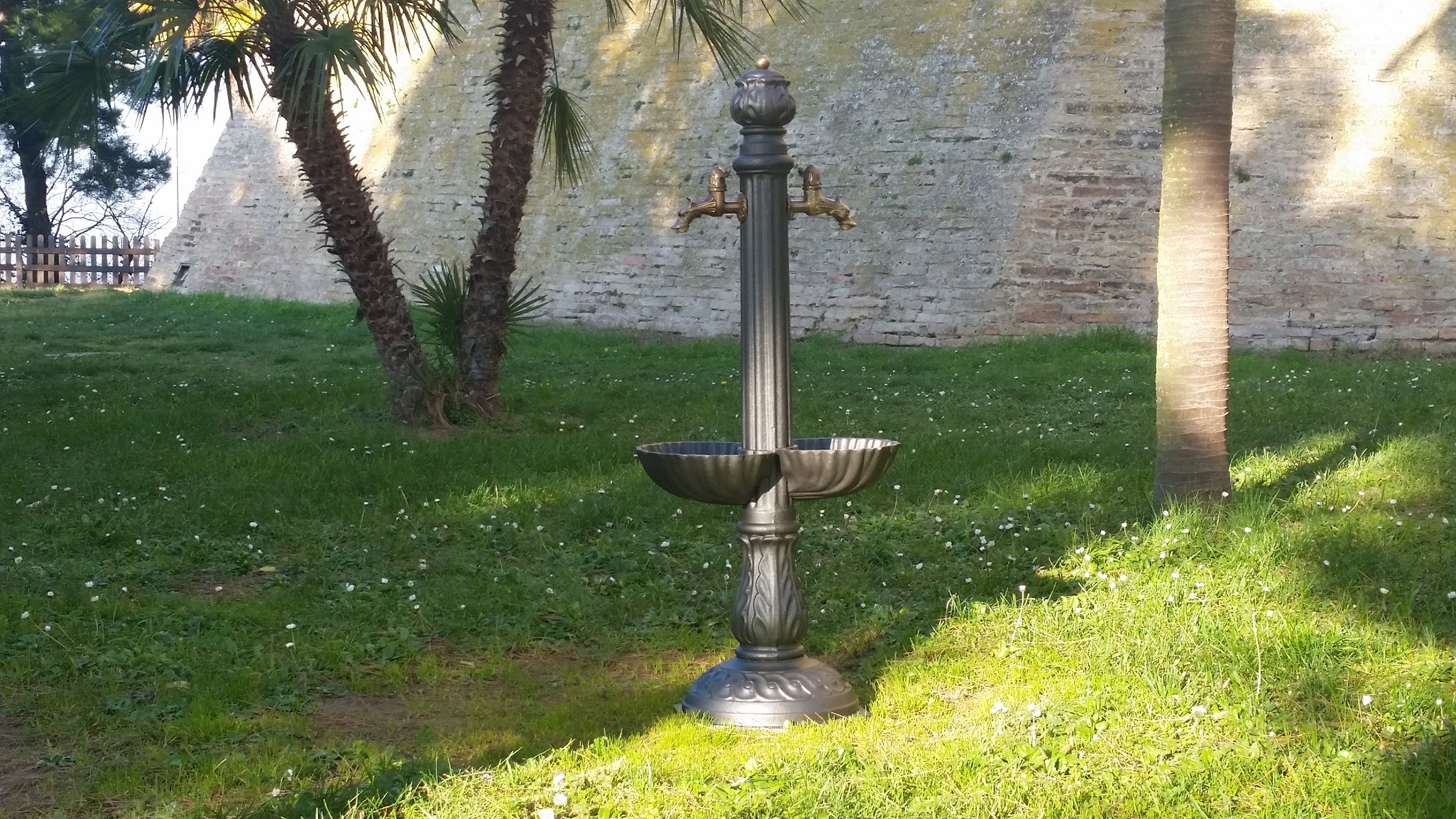 Fontana a colonna in ghisa modello Afrodite