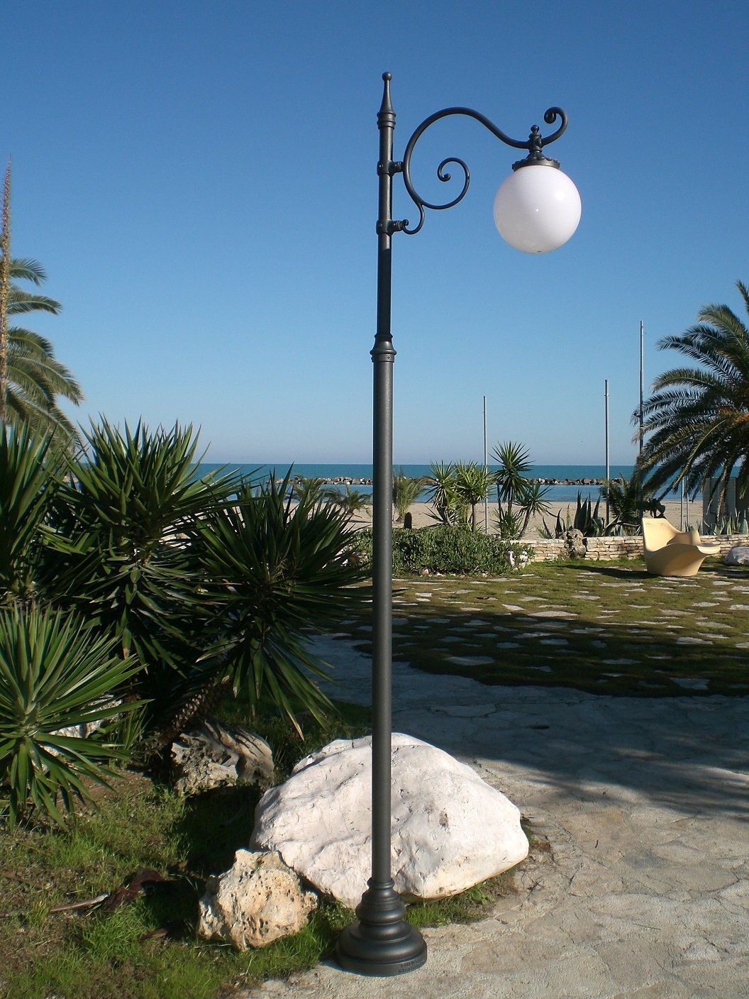 Lampione in ghisa e acciaio modello Ponza