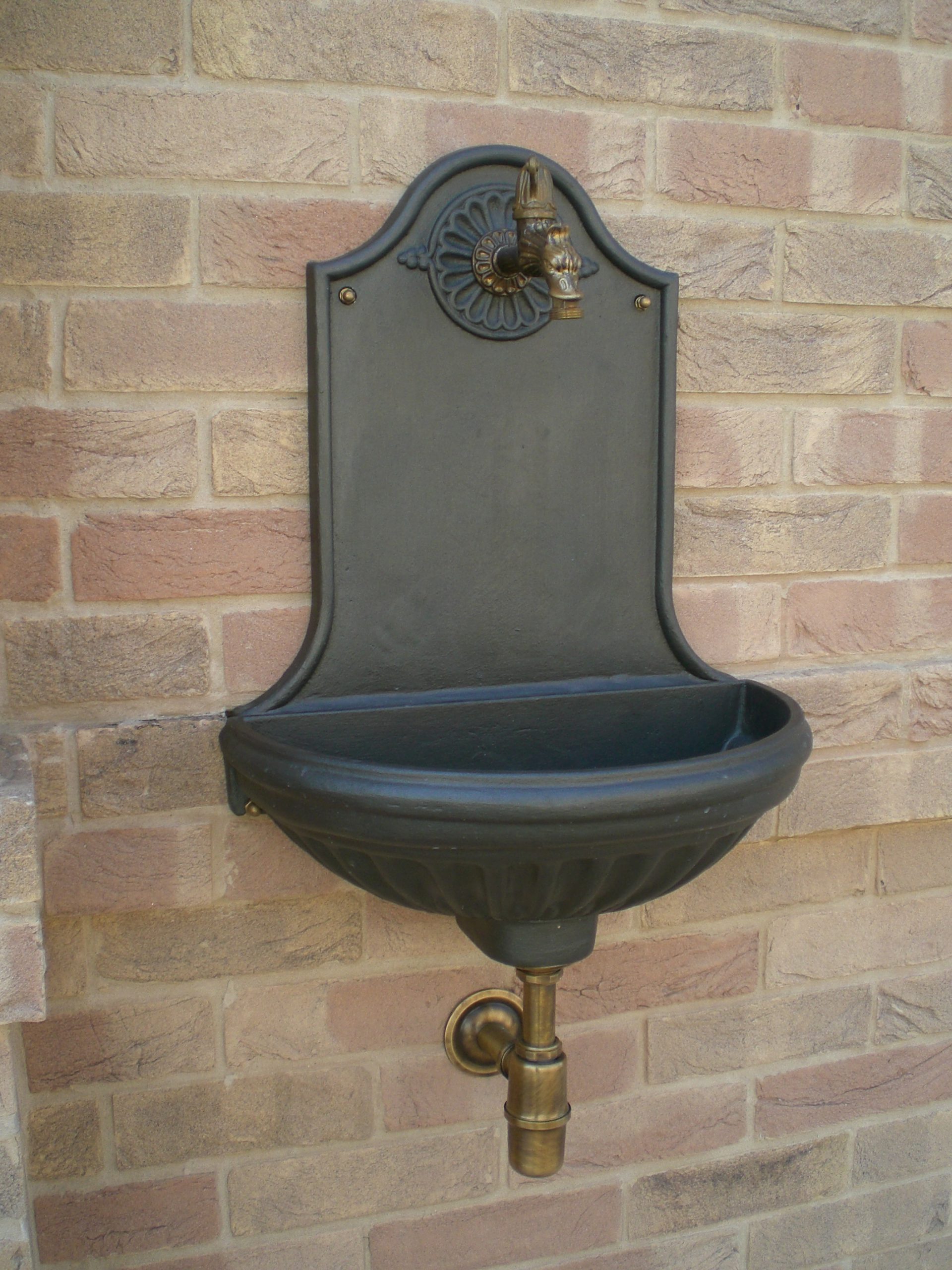 Fontana a muro modello Versilia