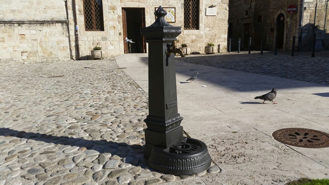 Fontana a colonna in ghisa modello Milano h115