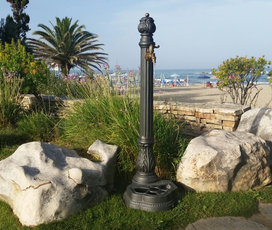 Fontana a colonna in ghisa modello Iside