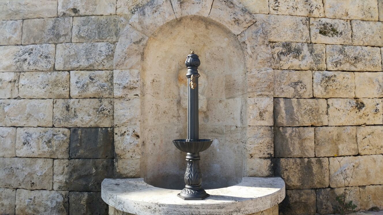 Fontana a colonna in ghisa modello Dea