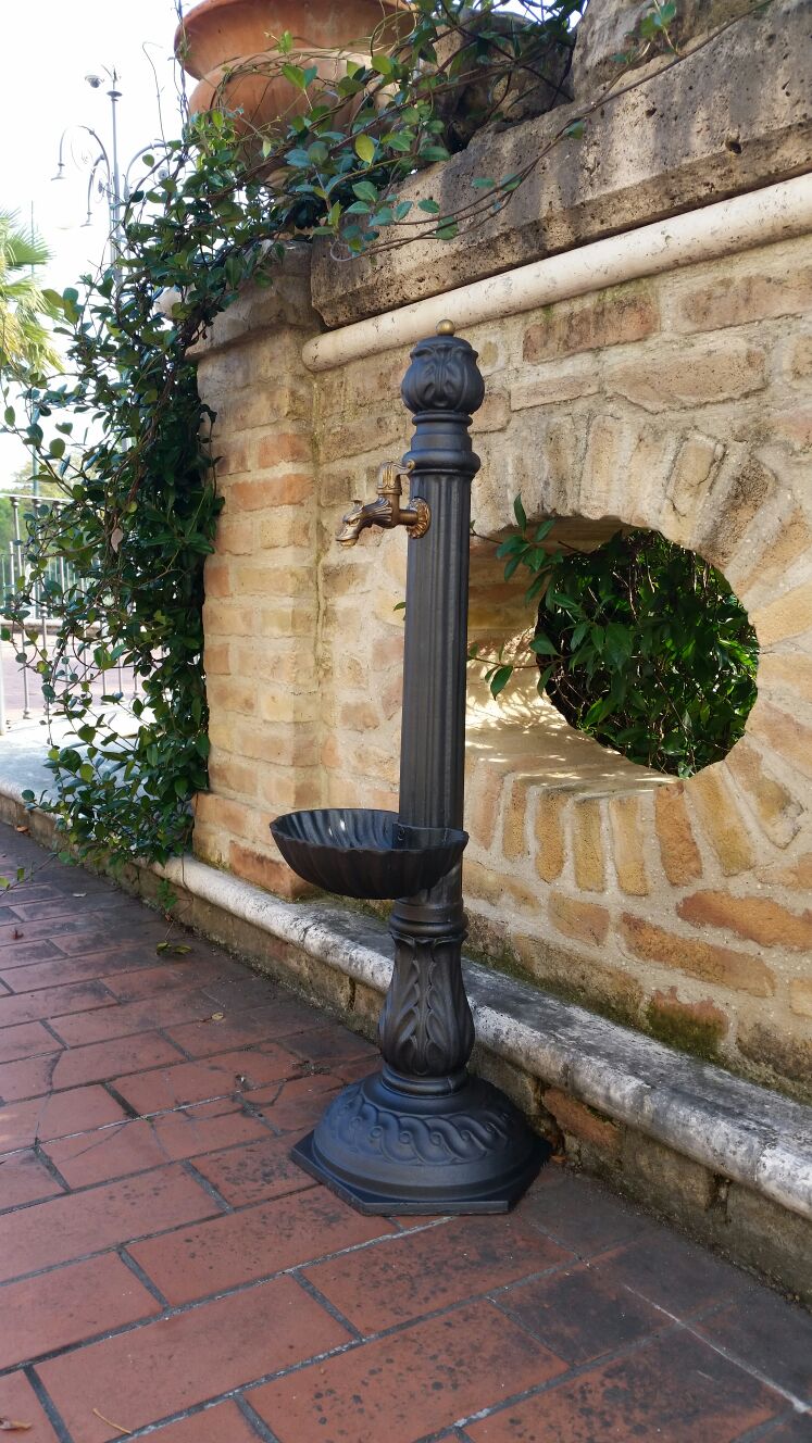 Fontana a colonna in ghisa modello Venere