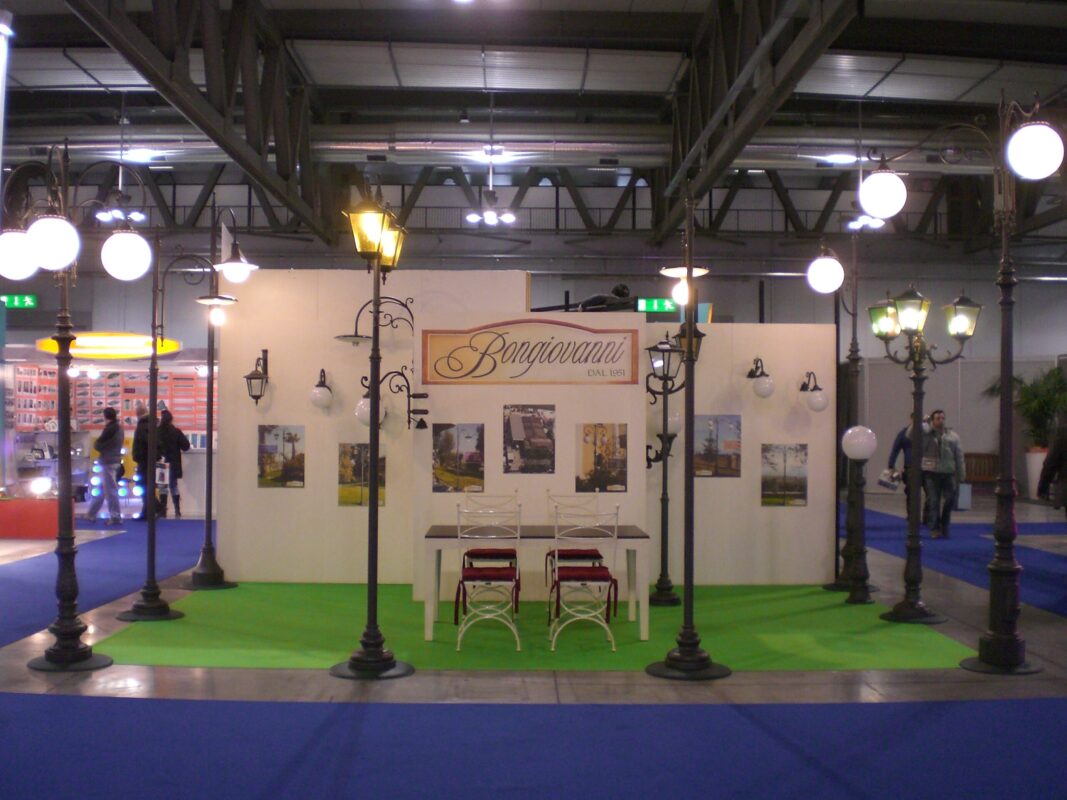 stand di Fonderia Bongiovanni al living luce 2007 di Milano con pali e lampioni in ghisa e ferro