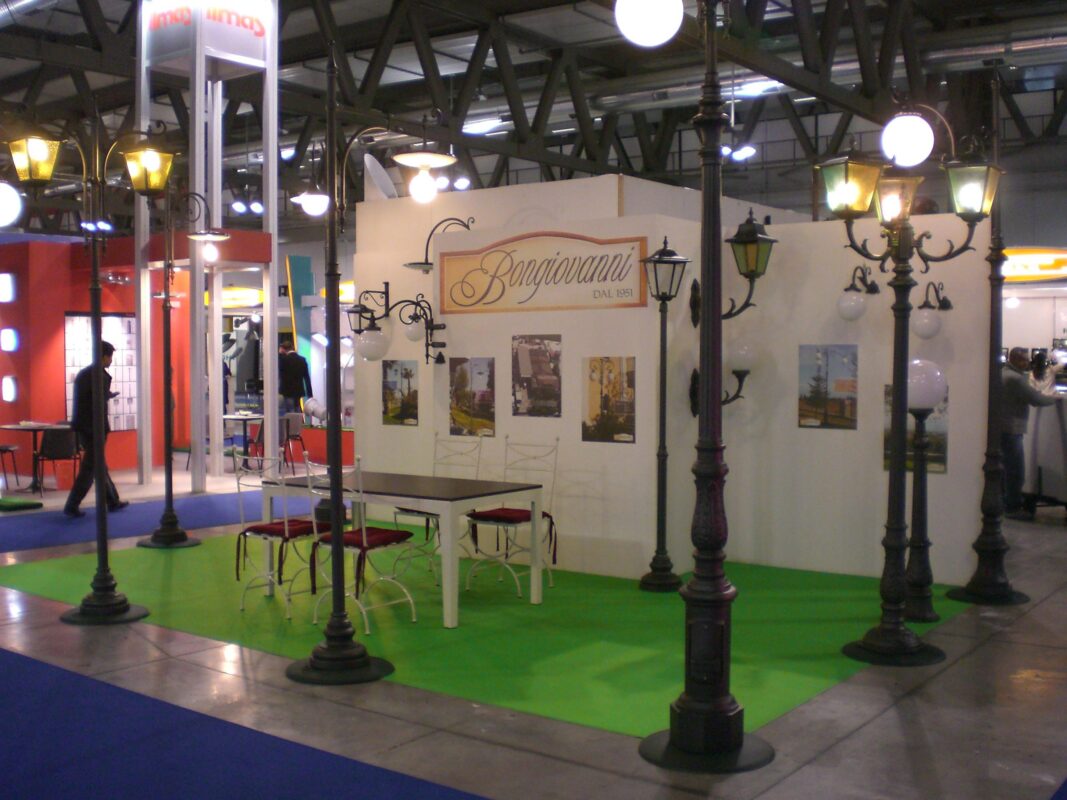 stand di Fonderia Bongiovanni al living luce 2007 di Milano con pali e lampioni in ghisa e ferro