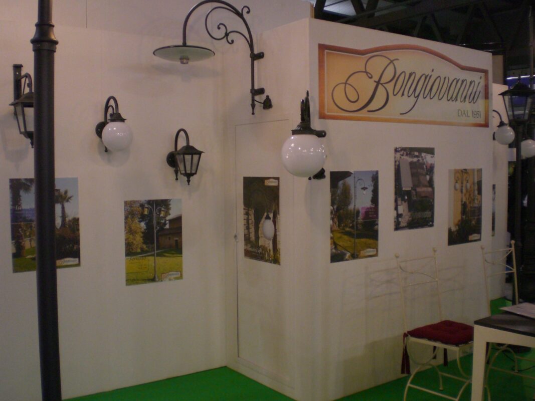 lampioni a muro e braccia a parete in ghisa per lampioni di fonderia Bongiovanni