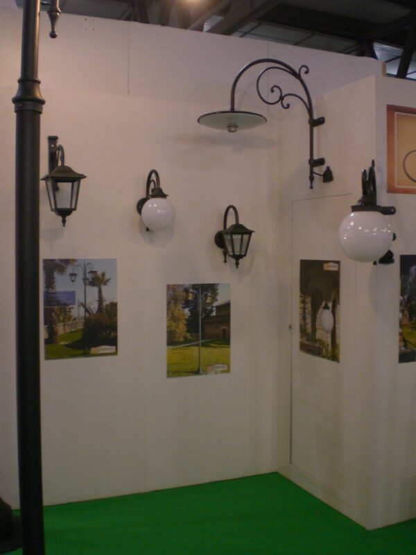 lampioni a muro e braccia a parete in ferro battuto per lampioni di fonderia Bongiovanni