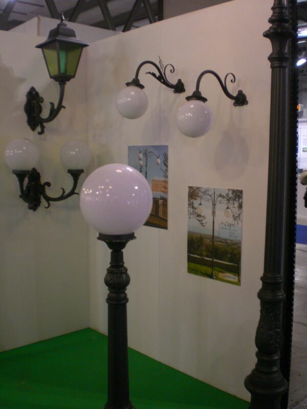 lampioni a muro e braccia a parete in ghisa per lampioni di fonderia Bongiovanni