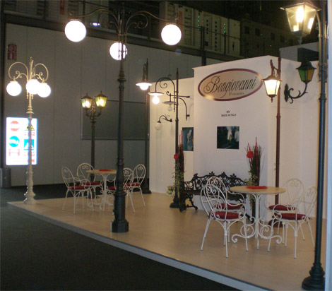 stand fonderia Bongiovanni all'euroluce 2009 con arredamenti in ghisa per esterno