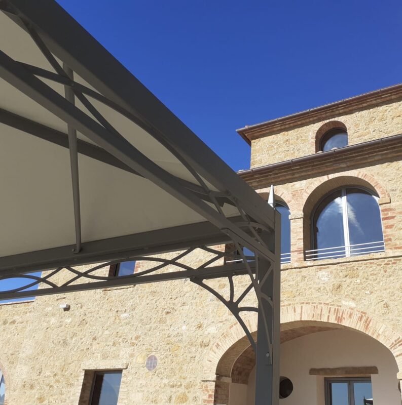 gazebo in ferro forgiato d Fonderia Bongiovanni per arredare una villa in Poggio Castagni